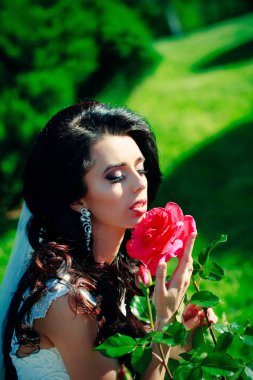 Çiçek ile uzun esmer saçlı gelin.