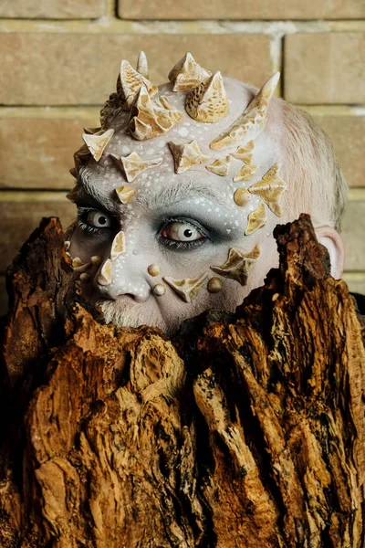 Cin kafasına boynuzlarıyla