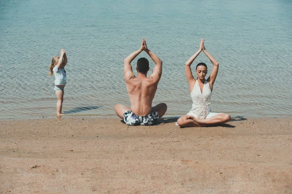 Niño, hombre y mujer meditando, pose de yoga, famile —  Fotos de Stock