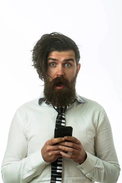 Zakenman met verbaasd gezicht houd mobiele telefoon — Stockfoto