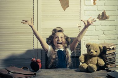 Çocuk ayı ve çalar saat