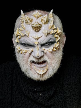 Adam dragon cilt ve sakal