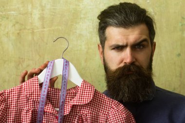 Sakallı adam tutun elbise ve şerit metre.