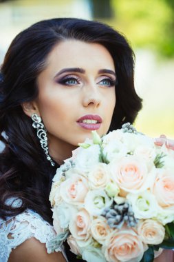 Çiçek ile uzun esmer saçlı gelin.