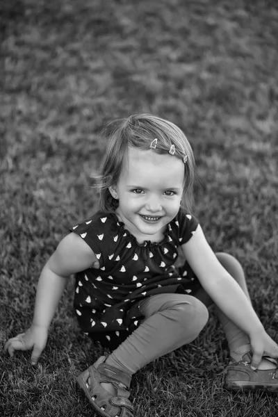 잔디에 여자 아기 — 스톡 사진