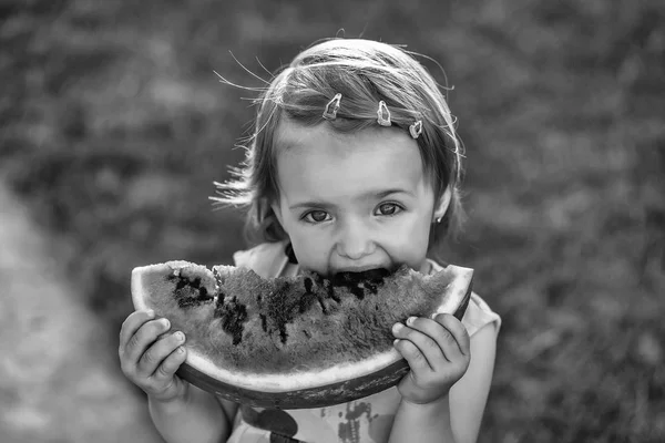 Menina comendo melancia ao ar livre — Fotografia de Stock