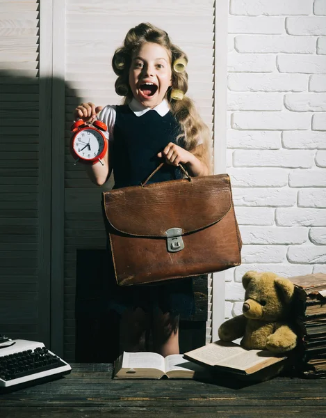 Kleine baby secretaris met een beer en boek. — Stockfoto