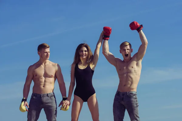 Gewinner und Verlierer in Boxhandschuhen mit Mädchen. — Stockfoto