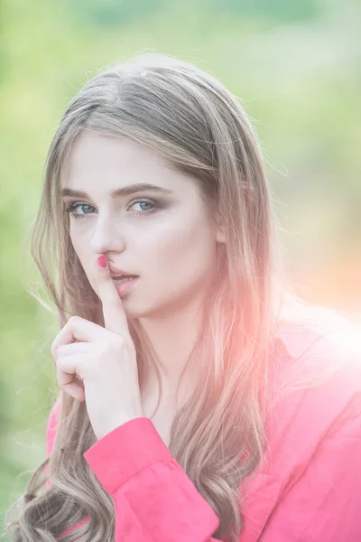 Kvinna med långt hår. — Stockfoto