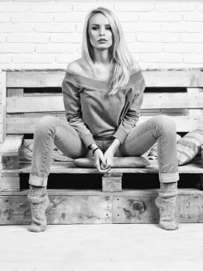 Kız koltukta oturur