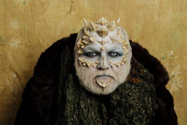 Druid eski kabuğu bej duvar arkasında