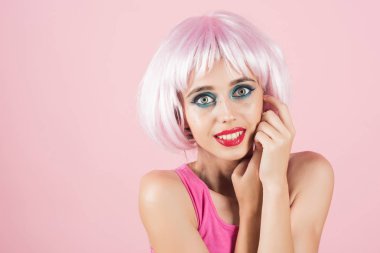 Kadın moda makyaj pembe peruk.