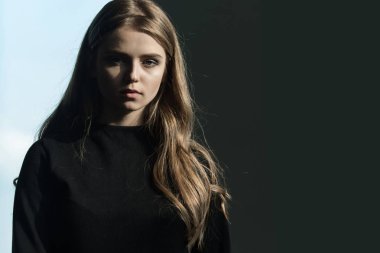 Siyah elbiseli kız..