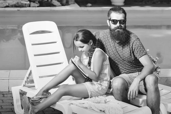 Отец мужчина и счастливая девушка в бассейне — стоковое фото
