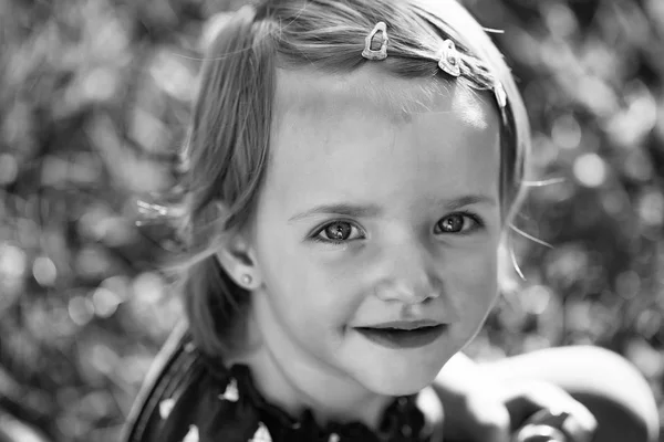 Criança menina ao ar livre — Fotografia de Stock