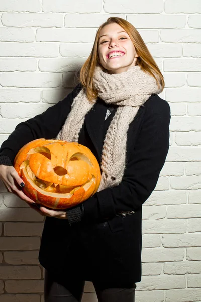 Halloween femme avec visage heureux . — Photo