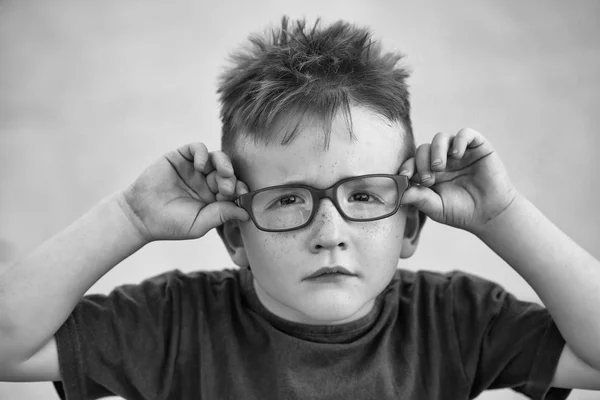 Baby dreng i briller - Stock-foto
