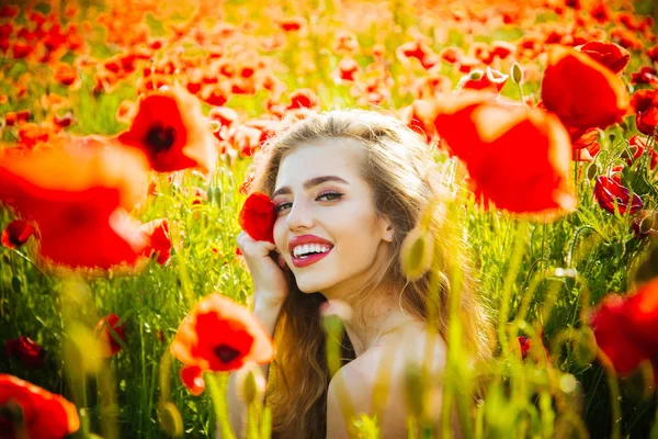 Красивая женщина или счастливая девушка в поле пчелиных семечек — стоковое фото