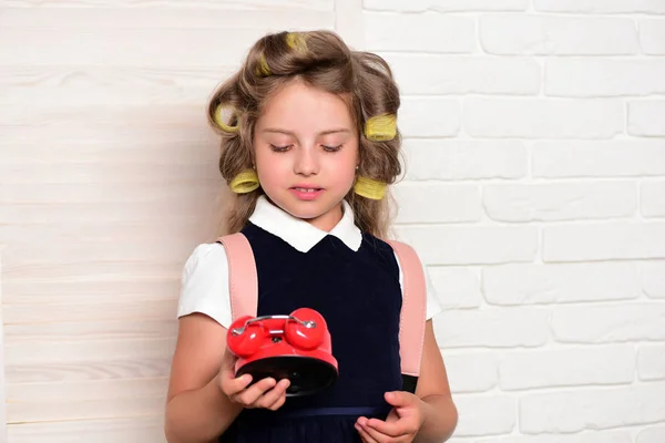 Barn eller tjej med locktång i hår — Stockfoto