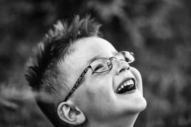 Saçlı gözlüklü mutlu bebek çocuk