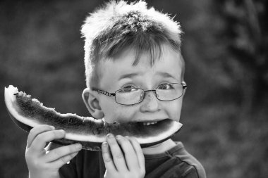 karpuz yeme bardaklarda saçlı çocuk çocuk