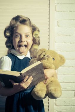 Çocuk okuma kitabı.