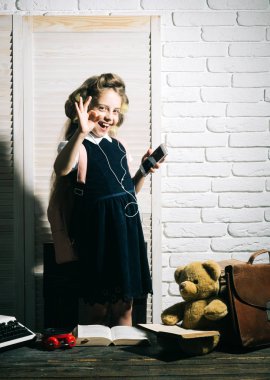 Evrak çantası ve çalar saat ile çocuk.