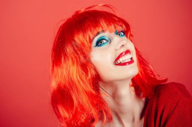 Kadın kırmızı moda makyaj perukla.