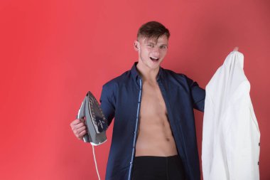 Demir ve elinde beyaz ceket ile gülümseyerek mutlu bir adam