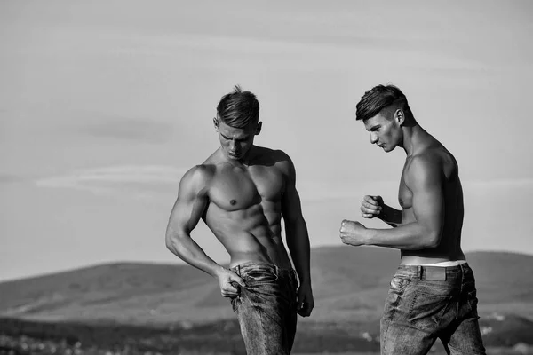 Bodybuilders of twin mannen — Stockfoto