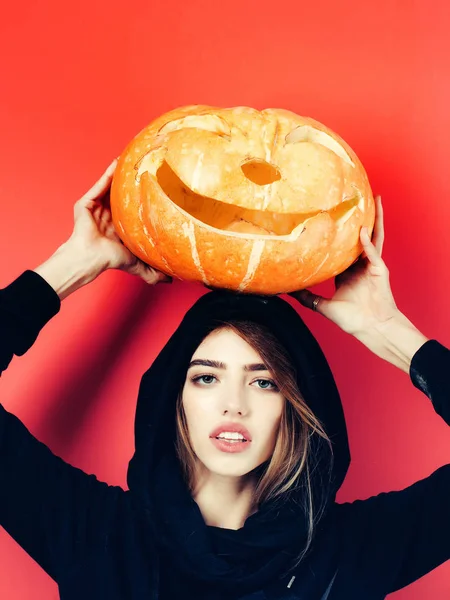 Mulher de Halloween com rosto bonito . — Fotografia de Stock