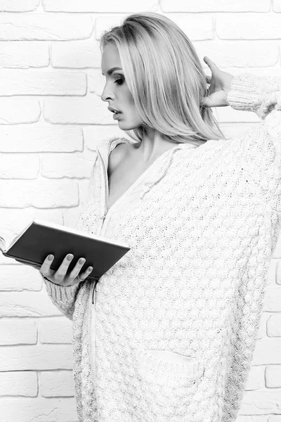 Kvinna läsa bok — Stockfoto