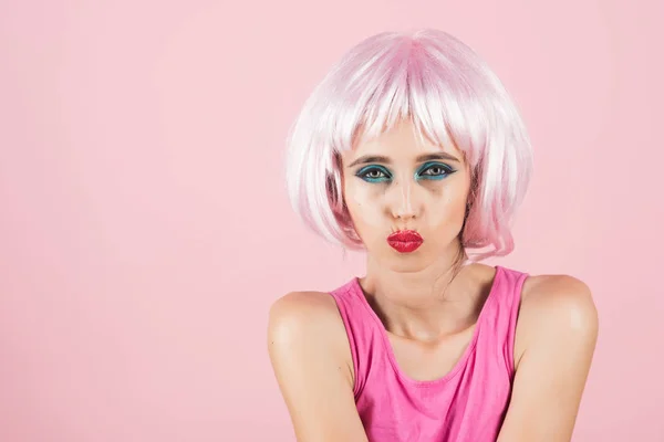 Kobieta z różowe włosy perukę i modny makijaż — Zdjęcie stockowe
