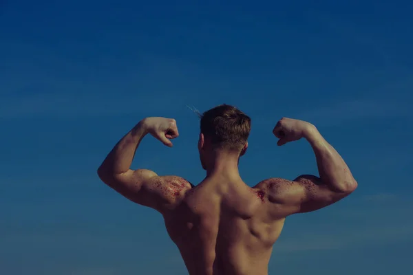 Hombre con cuerpo húmedo muscular . — Foto de Stock