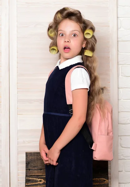 Zaskoczony dziecko lub dziewczyna z curler w włosy — Zdjęcie stockowe