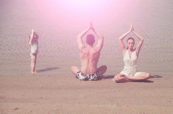 Anne, baba, çocuk dostu yoga ailesinin tatil yaz
