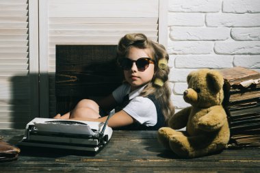 Çocuk kariyer ve gözlük yazmayı tercih.