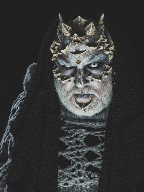 Adam dragon cilt ve sakal