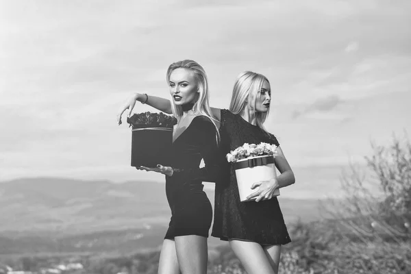 Mujeres con flores en caja —  Fotos de Stock