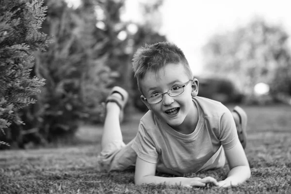 çimenlerin üzerinde bardaklarda erkek bebek