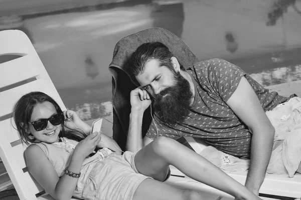 çocuk ya da kız ve erkek yüzme havuzunda