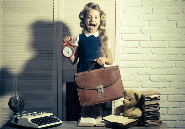 Daktilo ile saç kıvırıcı küçük kızla.