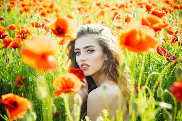 Niña en el campo de semillas de amapola — Foto de Stock