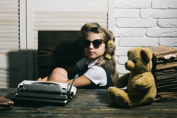 Çocuk kariyer ve gözlük yazmayı tercih.