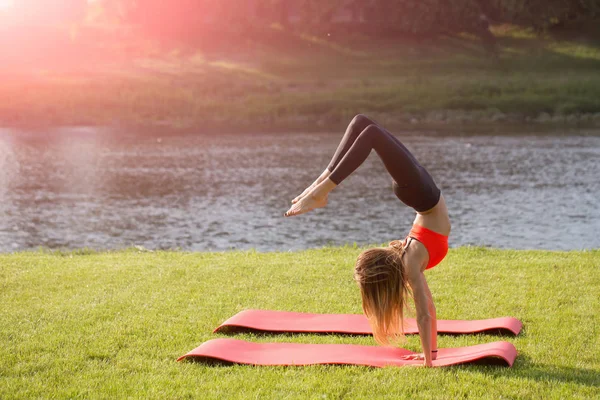 Solig flicka utomhus på fitness matta. — Stockfoto