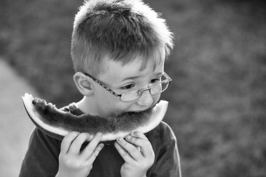 karpuz yeme bardaklarda saçlı çocuk