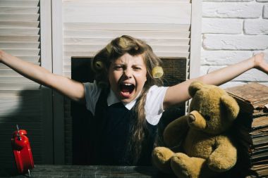 Çocuk ayı ve çalar saat.