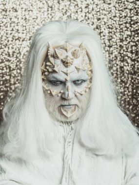 Beyaz peruk yüzüne dikenler adamla