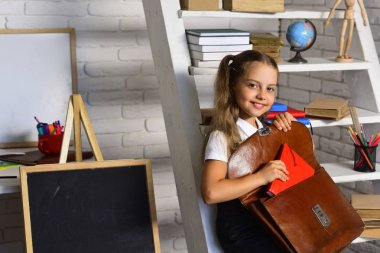 Yönetim Kurulu ve kitaplık renkli ileti örneği ile yakın çocuk