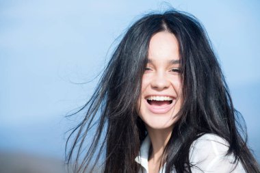 mutlu yüz ve uzun esmer saçlı kadın ile